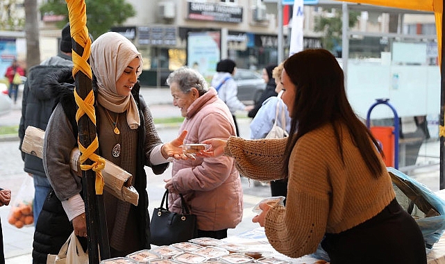 Didim Belediyesi, Regaip Kandili dolayısıyla Didim Merkez Camii önünde vatandaşlara kandil simidi ikramında bulundu